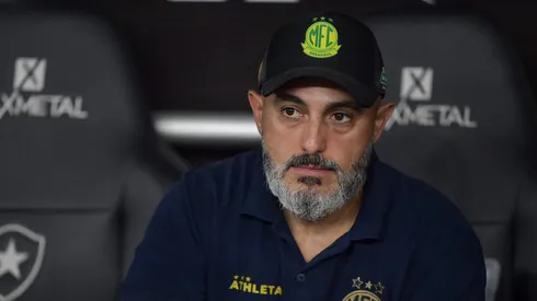 RJ - RIO DE JANEIRO - 17/09/2025 - BRASILEIRO A 2025, BOTAFOGO X MIRASSOL - Rafael Guanaes tecnico do Mirassol durante partida contra o Botafogo no estadio Engenhao pelo campeonato Brasileiro A 2025. Foto: Thiago Ribeiro/AGIF