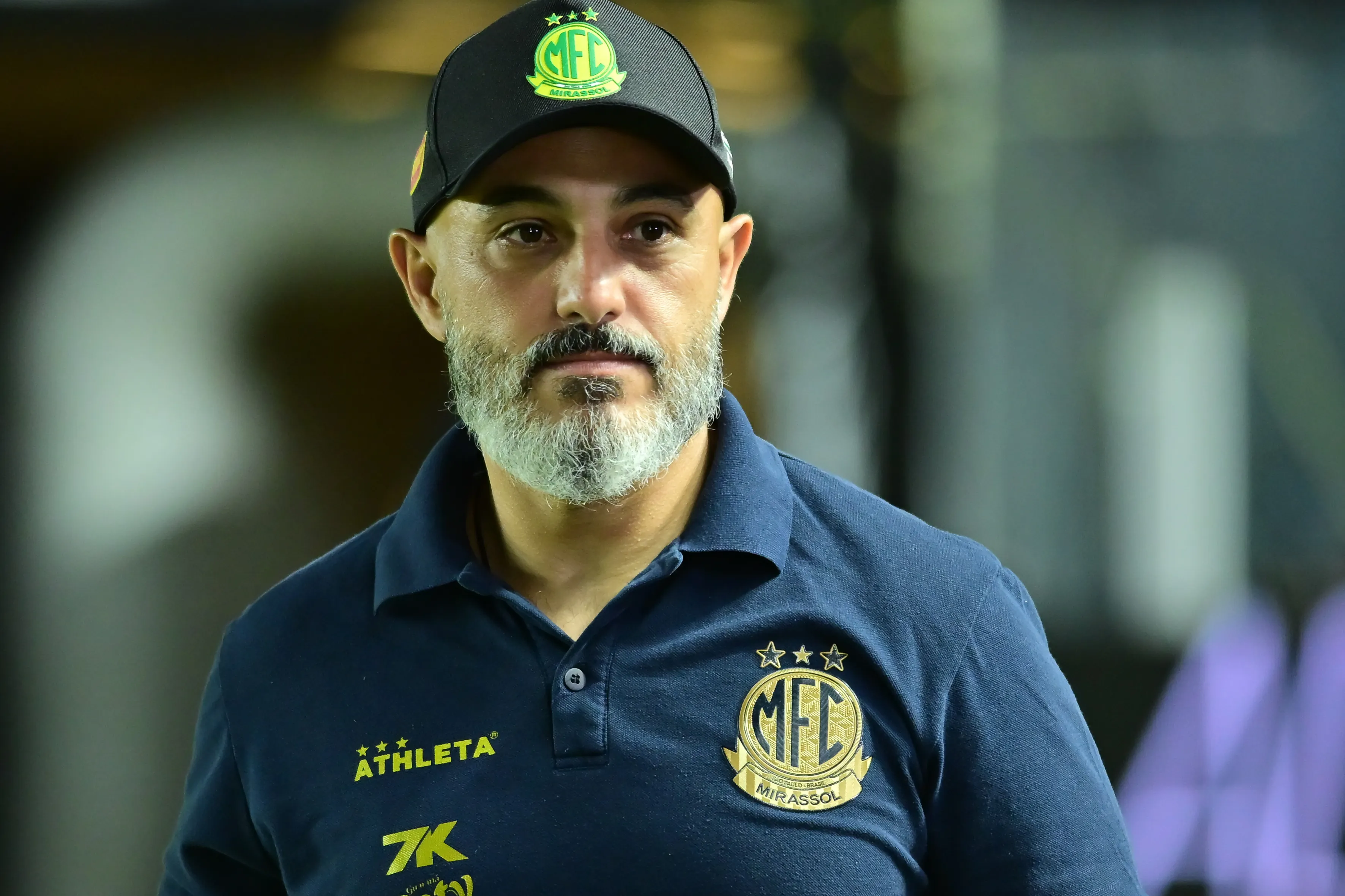 SP – SANTOS – 19/11/2025 – BRASILEIRO A 2025, SANTOS X MIRASSOL – Rafael Guanaes tecnico do Mirassol durante partida contra o Santos no estadio Vila Belmiro pelo campeonato Brasileiro A 2025. Foto: Jota Erre/AGIF