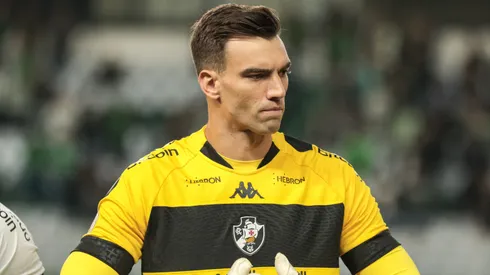 Leo Jardim goleiro do Vasco durante execucao do hino nacional antes da partida contra o Coritiba no estadio Couto Pereira pelo campeonato BRASILEIRO A 2023.