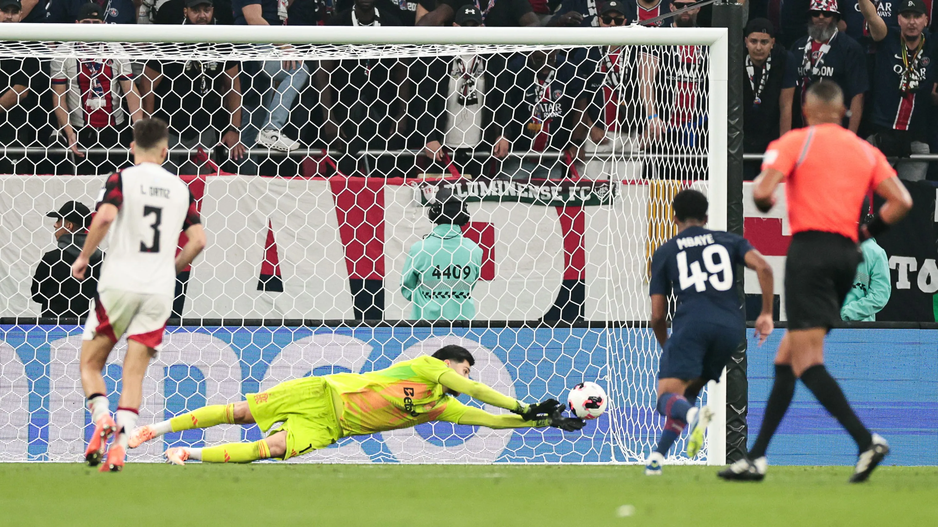 Rossi praticando defesa pela final da Copa Intercontinental. Foto: Gilvan de Souza/Flamengo