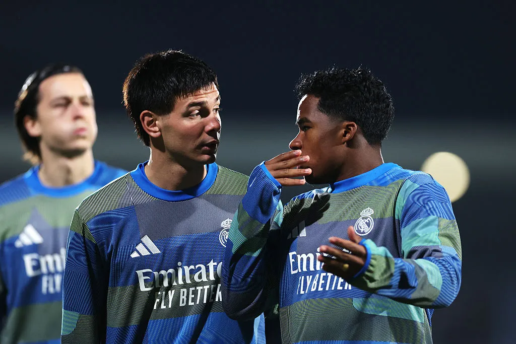 Franco Mastantuono e Endrick durante o aquecimento do Real Madrid.  (Photo by Florencia Tan Jun/Getty Images)