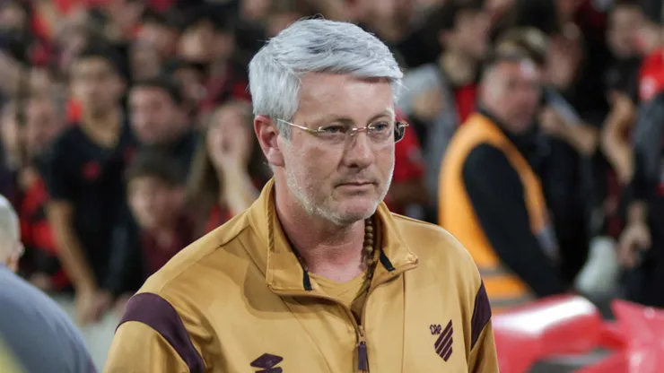 Odair Hellmann vai permanecer no Athletico-PR