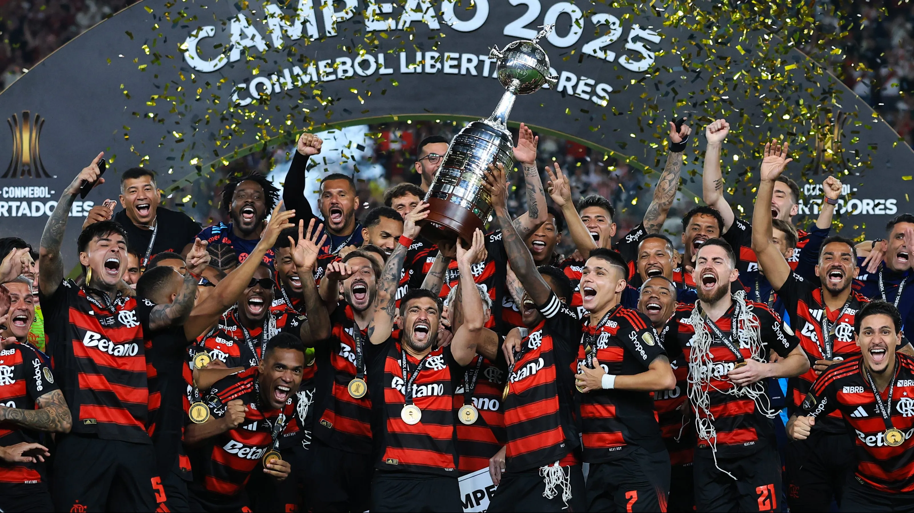 Elenco do Flamengo levantando taça da Libertadores 2025.  (Photo by Buda Mendes/Getty Images)