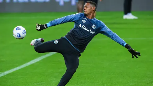 Adriel goleiro do Gremio durante aquecimento antes da partida contra o Santos no estadio Arena do Gremio pelo campeonato Brasileiro A 2021.