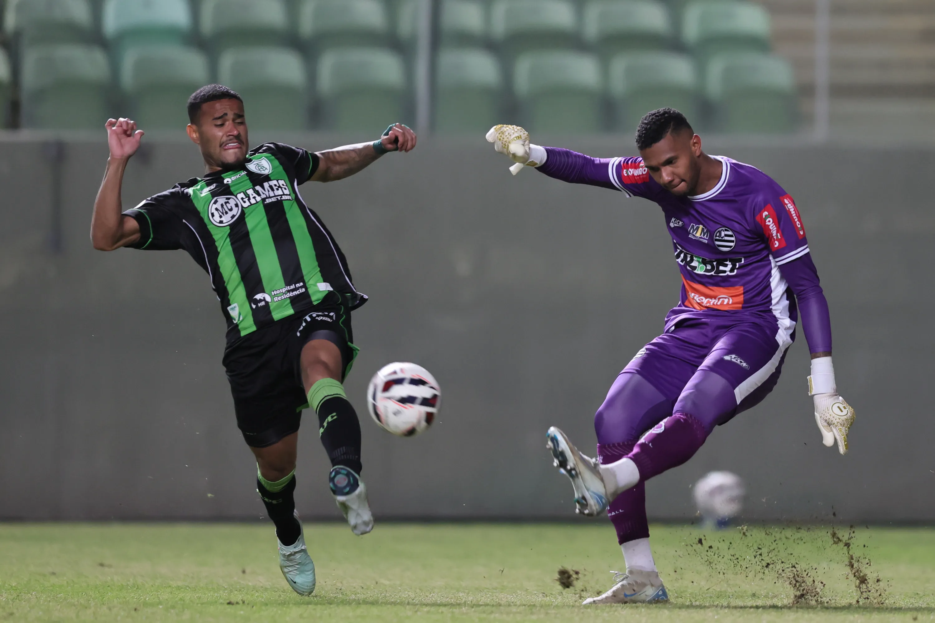 MG – BELO HORIZONTE – 07/07/2025 – BRASILEIRO B 2025, AMERICA-MG X ATHLETIC CLUB – Breno jogador do America-MG disputa lance com Adriel jogador do Athletic Club durante partida no estadio Independencia pelo campeonato Brasileiro B 2025. Foto: Gilson Lobo/AGIF