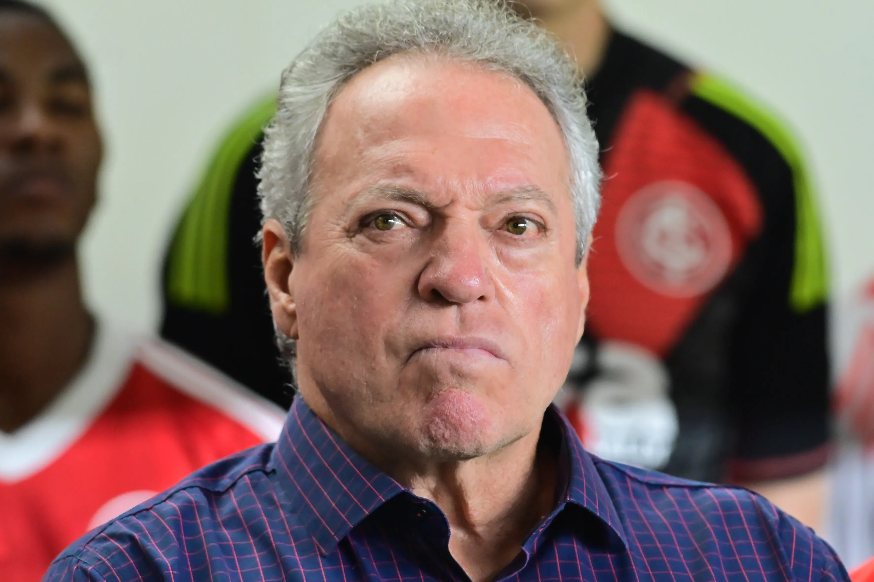 SP – SANTOS – 03/12/2025 – BRASILEIRO A 2025, SAO PAULO X INTERNACIONAL – Abel Braga tecnico do Internacional durante partida contra o Sao Paulo no estadio Vila Belmiro pelo campeonato Brasileiro A 2025.  Foto: Jota Erre/AGIF
