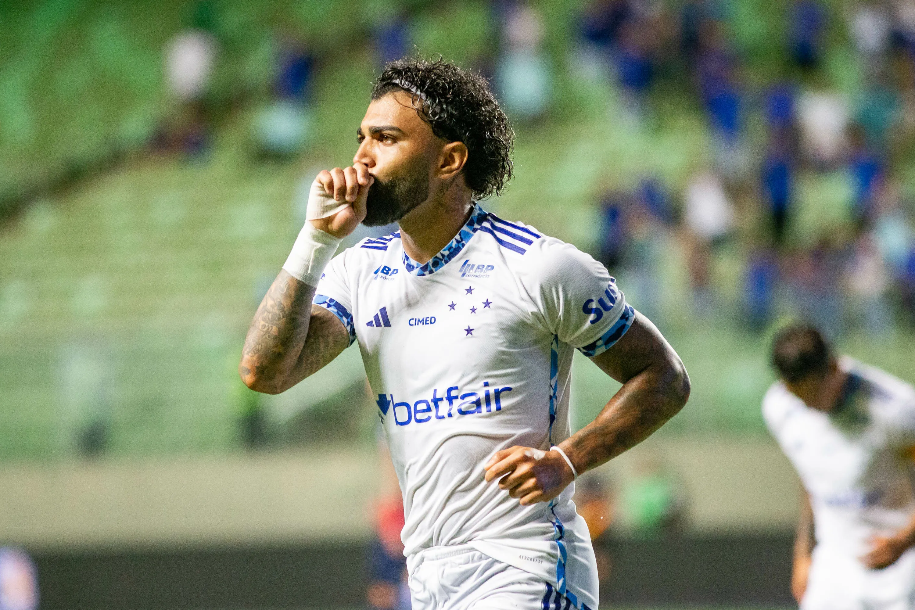 MG – BELO HORIZONTE – 30/01/2025 – MINEIRO 2025, ITABIRITO X CRUZEIRO – Gabigol jogador do Cruzeiro comemora seu gol durante partida contra o Itabirito no estadio Independencia pelo campeonato Mineiro 2025. Foto: Fernando Moreno/AGIF