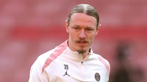 Jogo de ida das semifinais LONDRES, INGLATERRA - 28 DE ABRIL: Matvey Safonov, do Paris Saint-Germain, observa durante um treino antes da partida de ida da semifinal da Liga dos Campeões da UEFA 2024/25, no Emirates Stadium, em 28 de abril de 2025, em Londres, Inglaterra. (Foto de Alex Davidson/Getty Images)