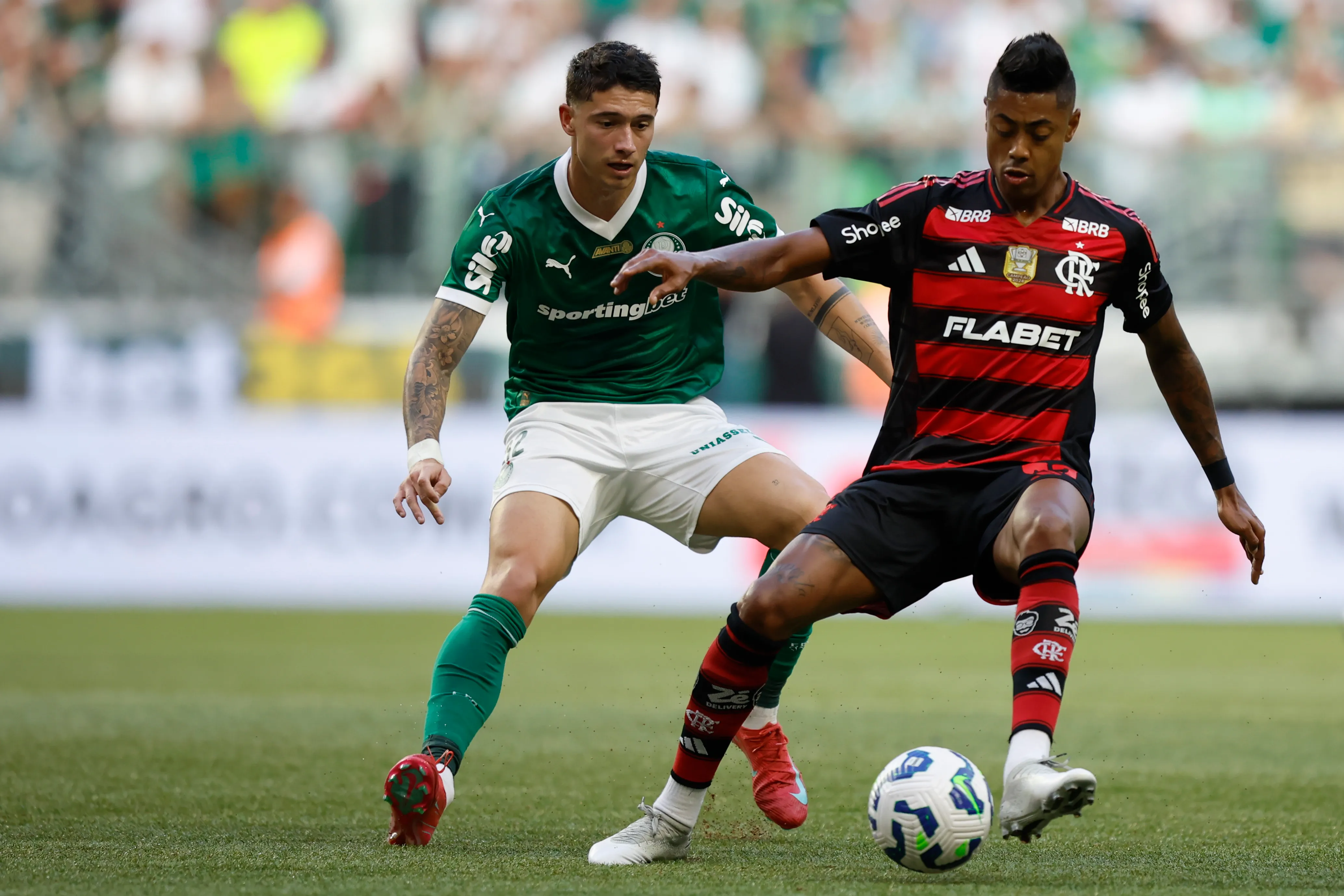 SAO PAULO, BRAZIL – MAY 25: Bruno Henrique (L) of Flamengo fights for the ball against Emiliano Martinez of Palmeiras during a match between Palmeiras and Flamengo as part of Brasileirao 2025 at Allianz Parque on May 25, 2025 in Sao Paulo, Brazil. (Photo by Miguel Schincariol/Getty Images)