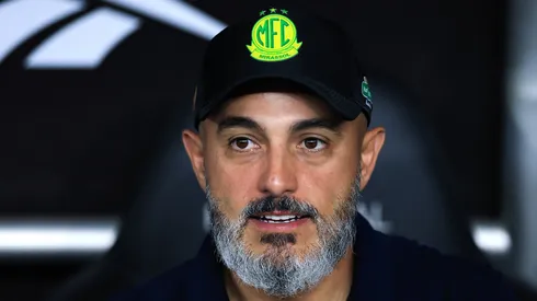 Rafael Guanaes, técnico do Mirassol, observa antes da partida entre Botafogo e Mirassol, válida pelo Brasileirão 2025, no Estádio Olímpico Nilton Santos, em 17 de setembro de 2025, no Rio de Janeiro, Brasil. (Foto por Buda Mendes/Getty Images)