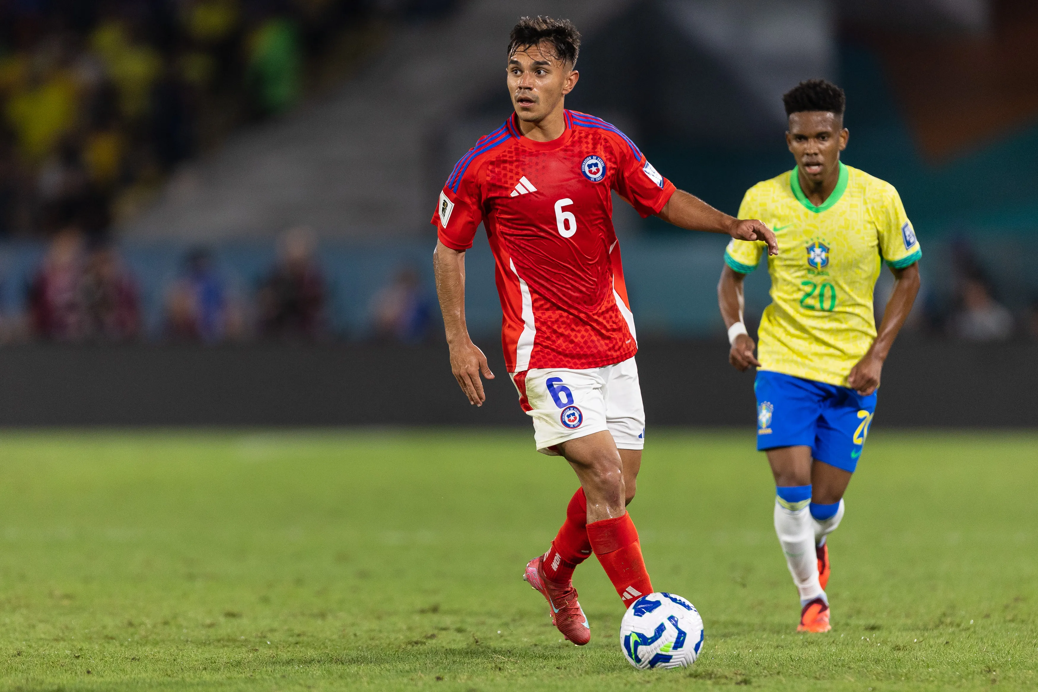 Vicente Pizarro durante confronto entre Chile e Brasil nas Eliminatórias da Copa de 2026. (Photo by Ruano Carneiro/Getty Images)