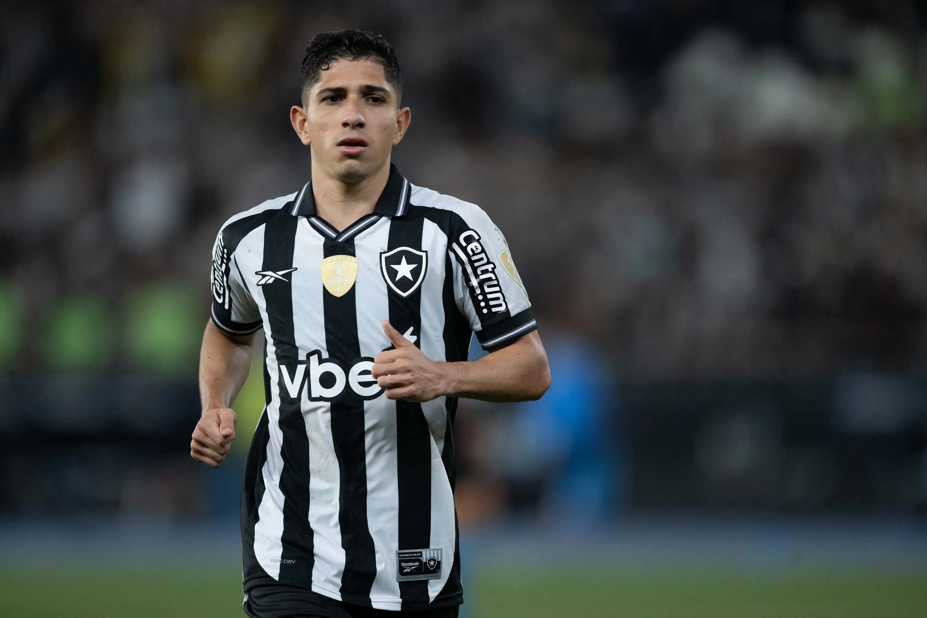 RJ – RIO DE JANEIRO – 14/08/2025 – COPA LIBERTADORES 2025, BOTAFOGO X LDU – Savarino jogador do Botafogo durante partida contra o LDU no estadio Engenhao pelo campeonato Copa Libertadores 2025. Foto: Jorge Rodrigues/AGIF