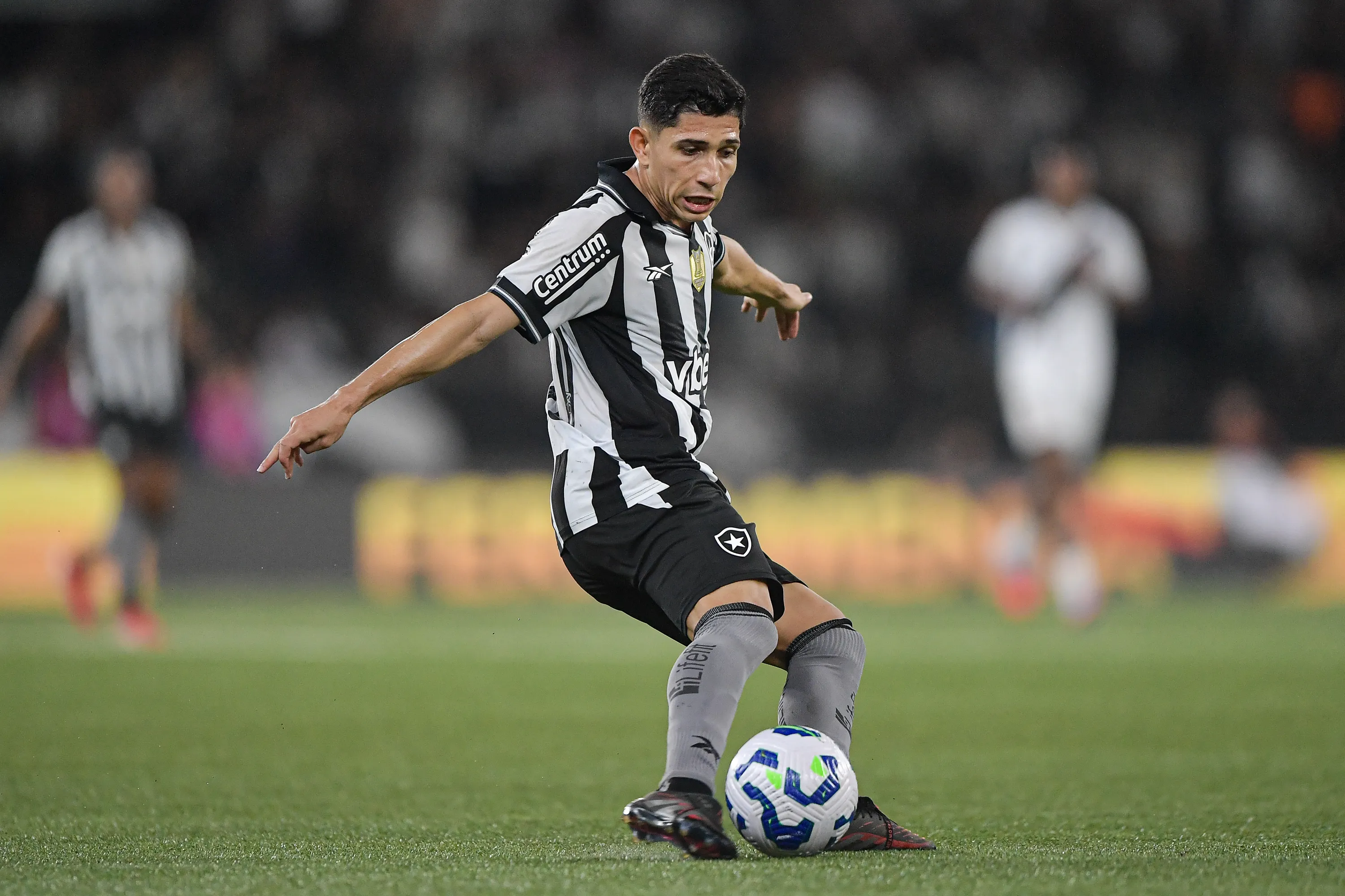 Savarino, jogador do Botafogo, durante partida contra o Vasco – Foto: Thiago Ribeiro/AGIF