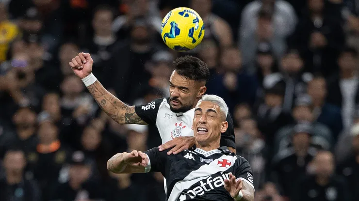 Raniele jogador do Corinthians disputa lance com Jose Rodriguez jogador do Vasco durante partida no estadio Arena Corinthians pelo campeonato Copa Do Brasil 2025. Foto: Joisel Amaral/AGIF