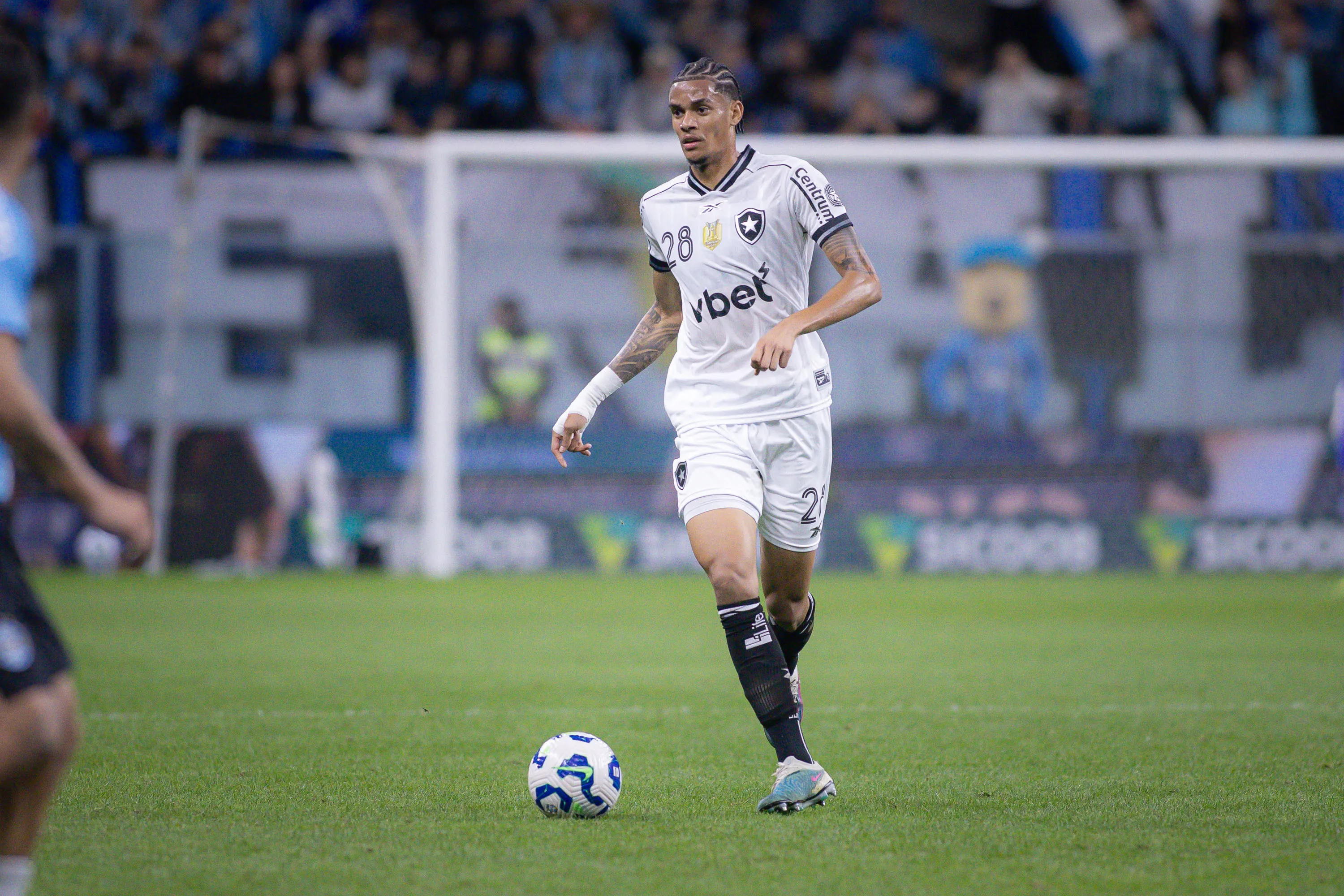 Newton com a camisa do Botafogo –  Foto: Maxi Franzoi/AGIF