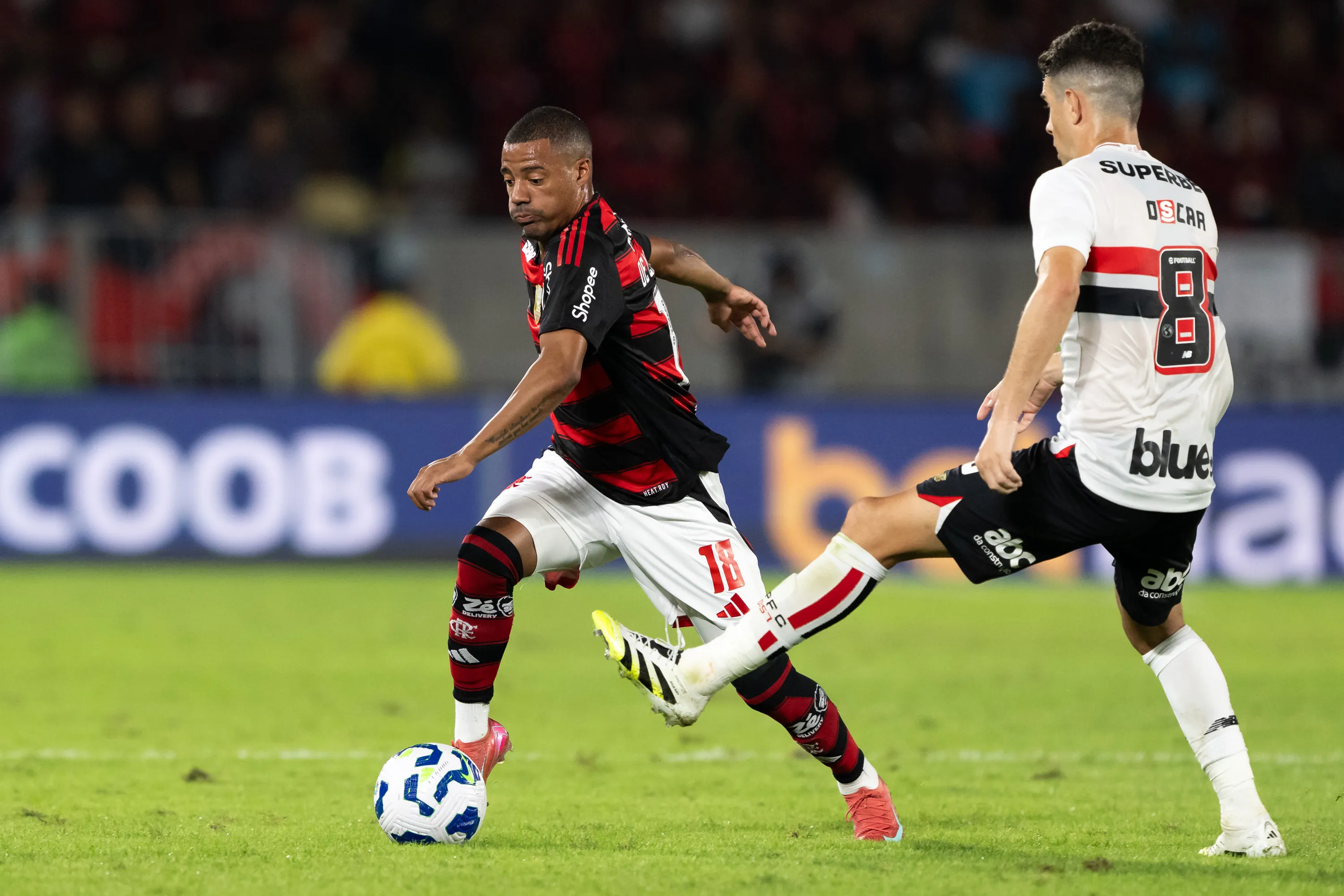 De La Cruz jogador do Flamengo disputa lance com Oscar jogador do Sao Paulo durante partida no estadio Maracana pelo campeonato Brasileiro A 2025. Foto: Jorge Rodrigues/AGIF