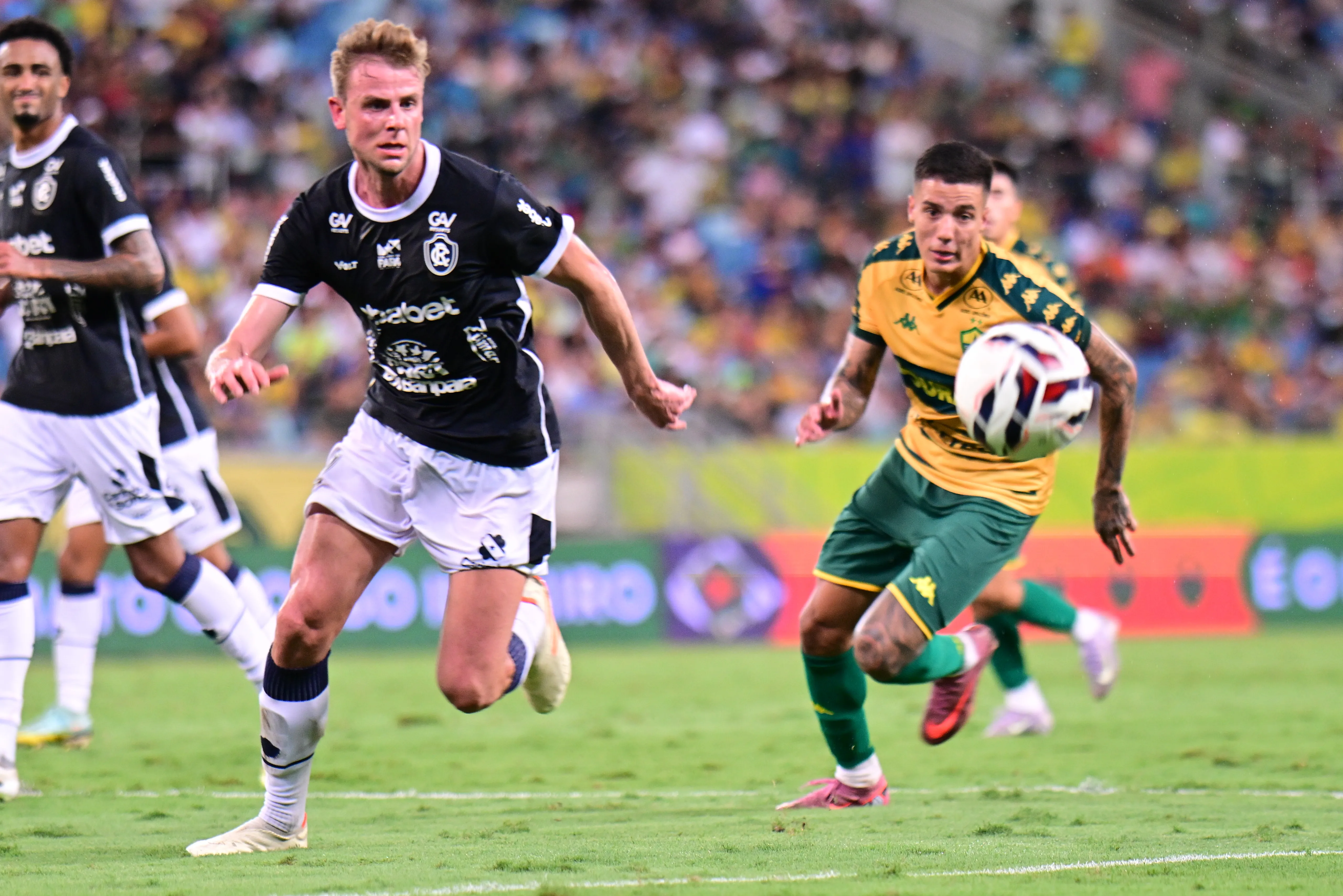 Carlos Alberto jogador do Cuiaba disputa lance com William Klaus jogador do Remo durante partida no estadio Arena Pantanal pelo campeonato Brasileiro B 2025. Foto: Francisco Alves/AGIF
