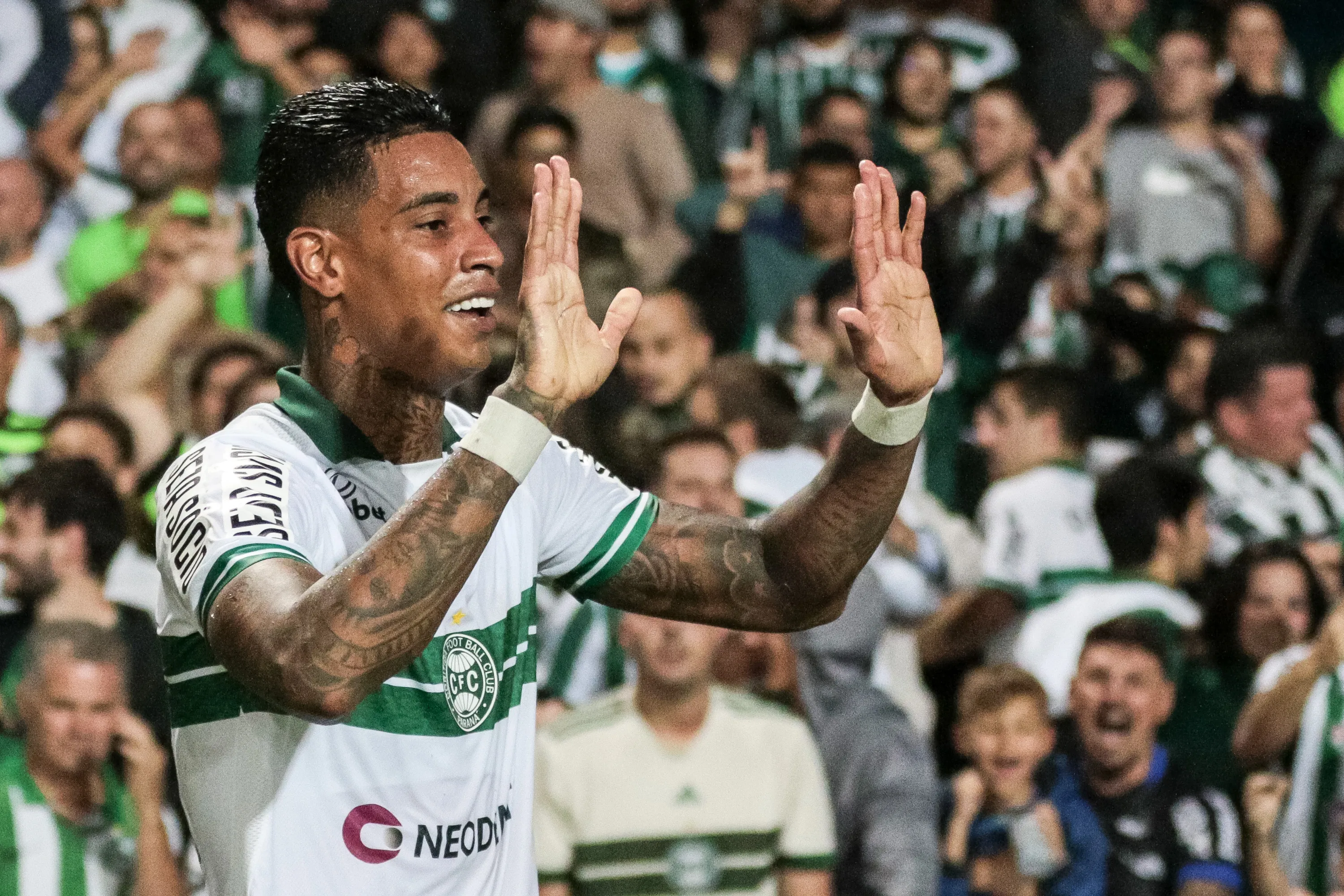 Alef Manga quando atuava pelo Coritiba, em 2023. Foto: Robson Mafra/AGIF