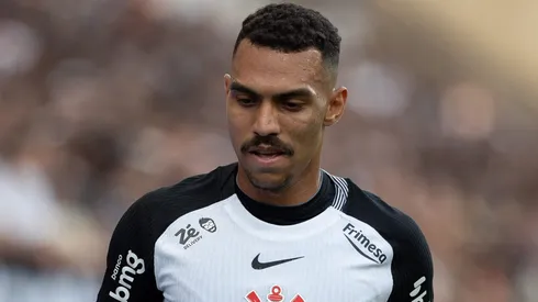 SP - SAO PAULO - 07/12/2025 - BRASILEIRO A 2025, CORINTHIANS X JUVENTUDE - Matheuzinho jogador do Corinthians lamenta durante partida contra o Juventude no estadio Arena Corinthians pelo campeonato Brasileiro A 2025. Foto: Joisel Amaral/AGIF