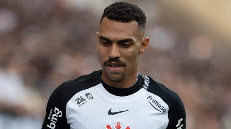 SP - SAO PAULO - 07/12/2025 - BRASILEIRO A 2025, CORINTHIANS X JUVENTUDE - Matheuzinho jogador do Corinthians lamenta durante partida contra o Juventude no estadio Arena Corinthians pelo campeonato Brasileiro A 2025. Foto: Joisel Amaral/AGIF