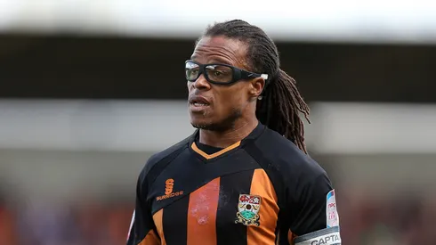 Edgar Davids do Barnet em ação durante a partida da npower League Two entre Northampton Town e Barnet no Sixfields Stadium em 27 de abril de 2013 em Northampton, Inglaterra. (Foto de Pete Norton/Getty Images)