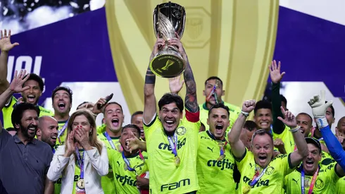 Palmeiras levantando o troféu do Paulistão 2024. Foto: Ettore Chiereguini/AGIF
