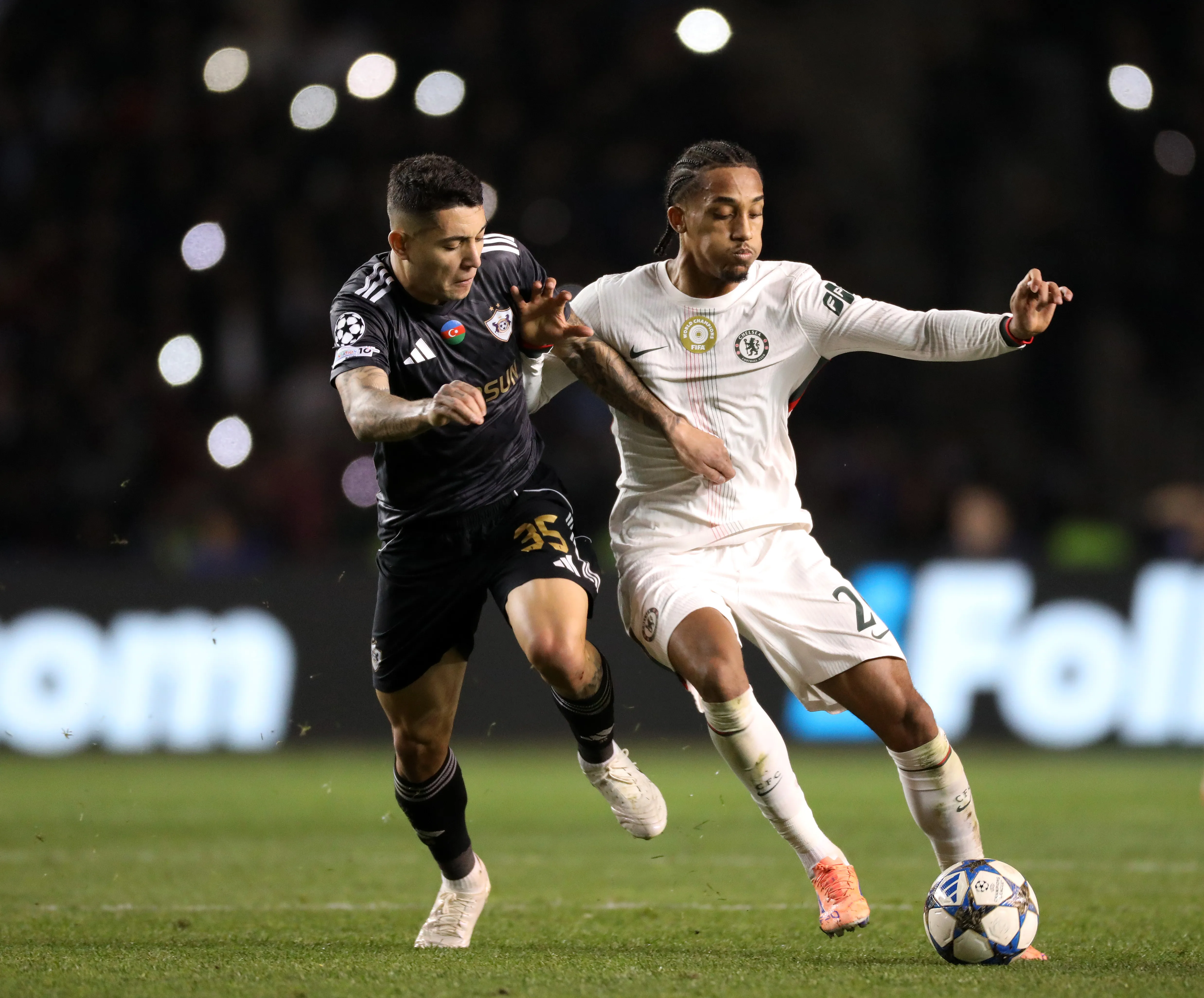 Pedro Bicalho, do Qarabag, em confronto contra o Chelsea de João Pedro pela Champions League.. Foto: Aziz Karimov/Getty Images