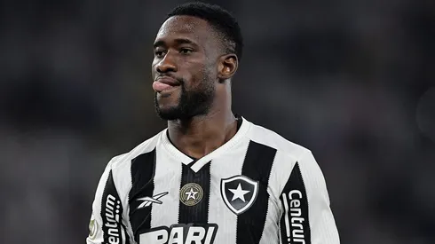 Bastos jogador do Botafogo durante partida contra o Corinthians no estadio Engenhao pelo campeonato Brasileiro A 2024. Foto: Thiago Ribeiro/AGIF
