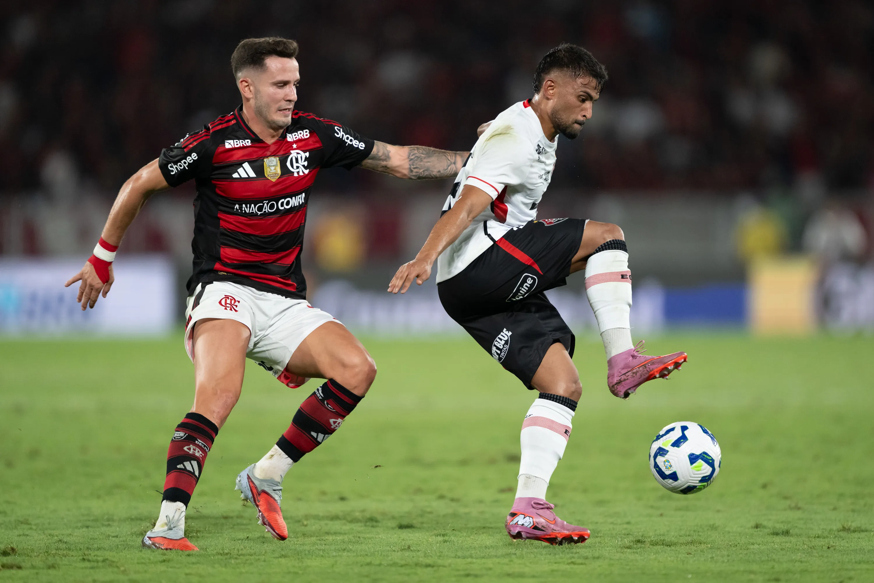 Saul jogador do Flamengo disputa lance com Ronald jogador do Vitoria durante partida no estadio Maracana pelo campeonato Brasileiro A 2025. Foto: Jorge Rodrigues/AGIF