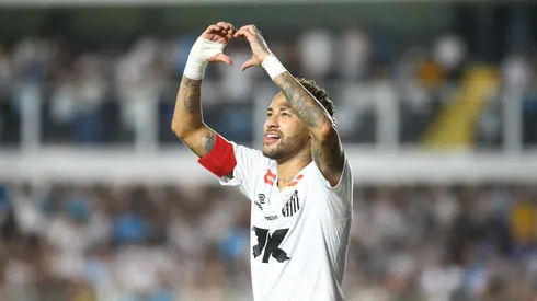 Neymar Jr jogador do Santos comemora seu gol durante partida contra o Sport no estadio Vila Belmiro pelo campeonato Brasileiro A 2025. Foto: Mauricio De Souza/AGIF