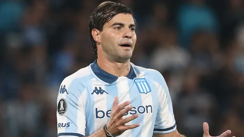 Santiago Sosa of Racing Club complain to a linesman during a Copa CONMEBOL Libertadores 2025 match between Racing Club and Colo Colo at Presidente Peron Stadium on May 14, 2025 in Avellaneda, Argentina. (Photo by Daniel Jayo/Getty Images)