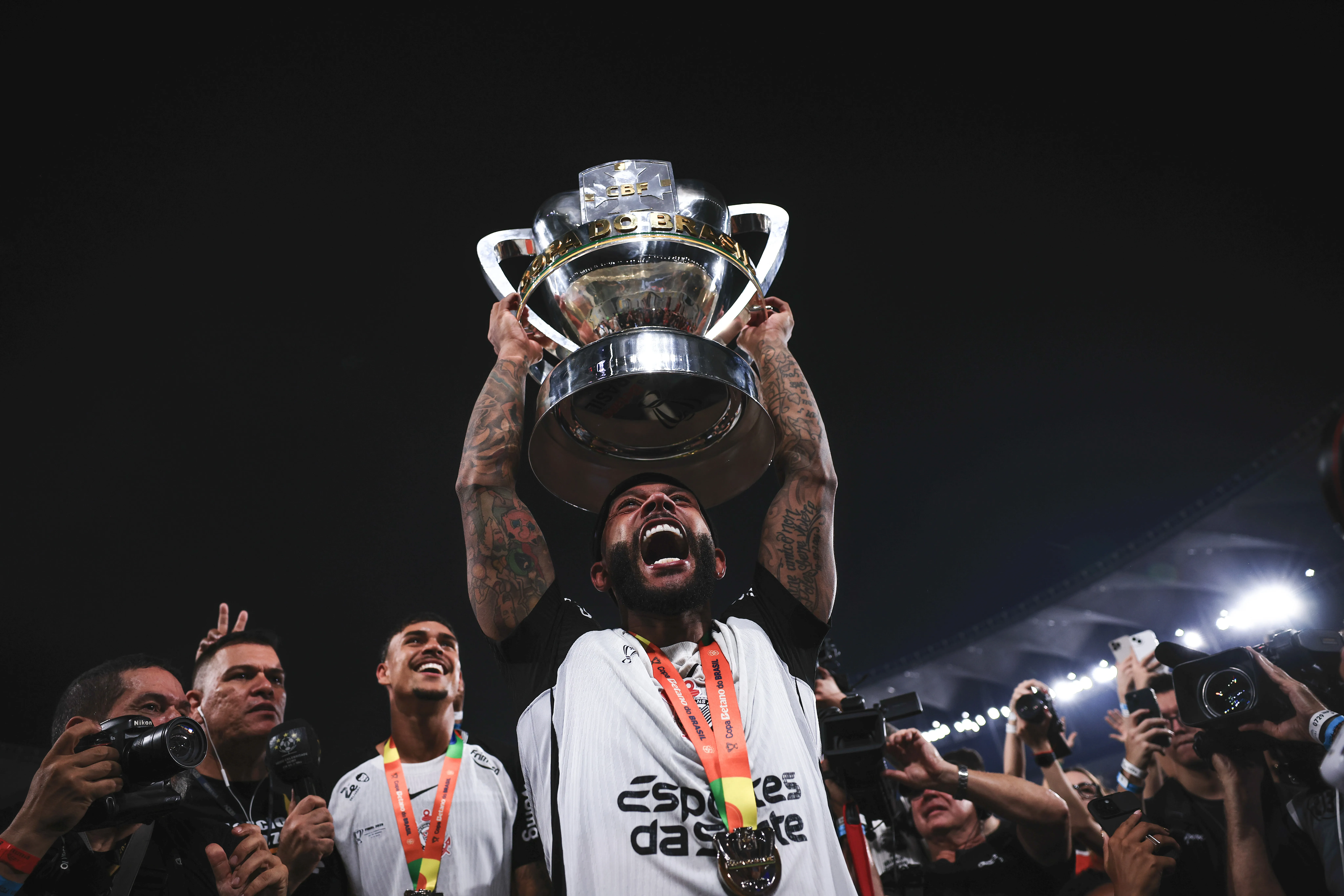 Memphis Depay jogador do Corinthians levanta a taca de campeao durante cerimonia de premiacao ao final da partida contra o Vasco no estadio Maracana pela decisao do campeonato Copa Do Brasil 2025. Foto: Ettore Chiereguini/AGIF