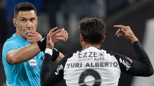 O árbitro Rafael Rodrigo Klein e Yuri Alberto discutem durante partida entre Corinthians e Vasco no estádio Arena Corinthians pelo campeonato Copa Do Brasil 2025. Foto: Joisel Amaral/AGIF