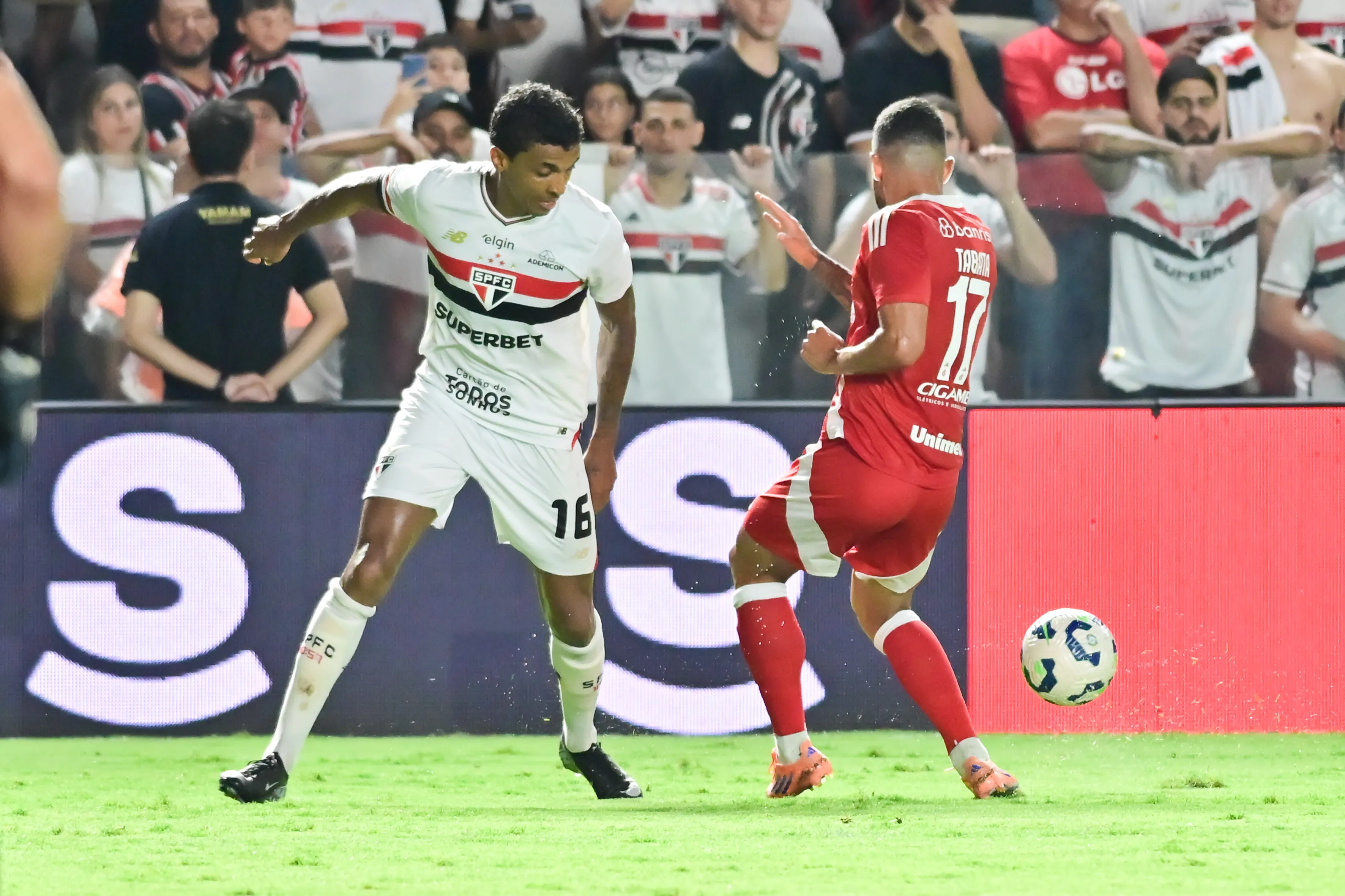 Luiz Gustavo jogador do Sao Paulo durante partida contra o Internacional no estadio Vila Belmiro pelo campeonato Brasileiro A 2025. Foto: Jota Erre/AGIF