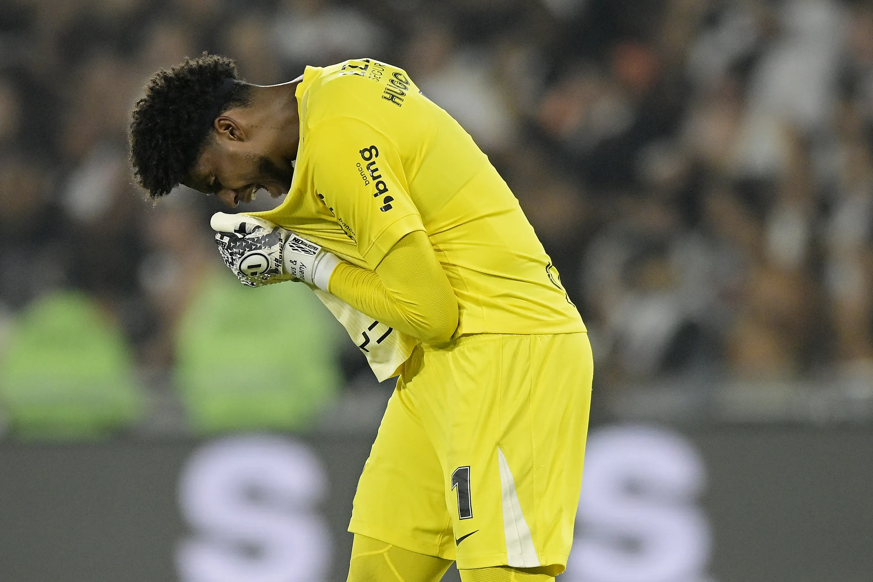 RJ – RIO DE JANEIRO – 21/12/2025 – COPA DO BRASIL 2025, VASCO X CORINTHIANS – Hugo Souza jogador do Corinthians comemora gol marcado por Menphis Depay  durante partida contra o Vasco no estadio Maracana pelo campeonato Copa Do Brasil 2025. Foto: Alexandre Loureiro/AGIF