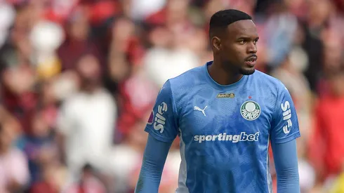 Carlos Miguel assumiu a titularidade no Palmeiras na reta final de 2025