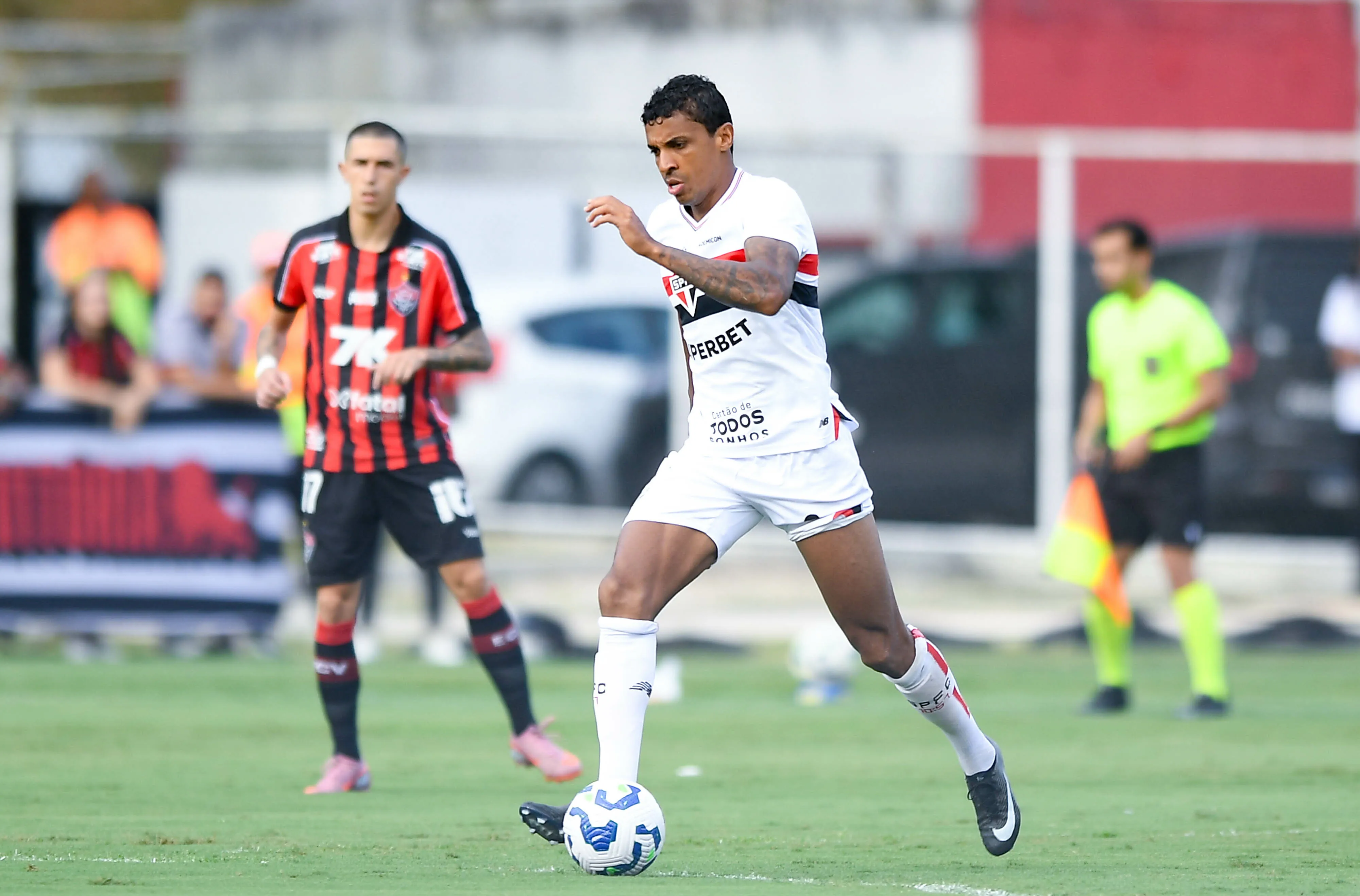 BA – SALVADOR – 07/12/2025 – BRASILEIRO A 2025, VITORIA X SAO PAULO – Luiz Gustavo jogador do Sao Paulo durante partida contra o Vitoria no estadio Barradao pelo campeonato Brasileiro A 2025. Foto: Jhony Pinho/AGIF