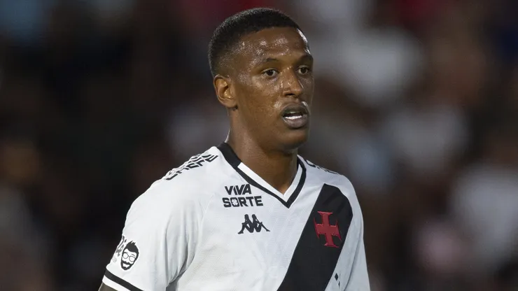 Robert Renan durante confronto contra o Bragantino no Campeonato Brasileiro de 2025.