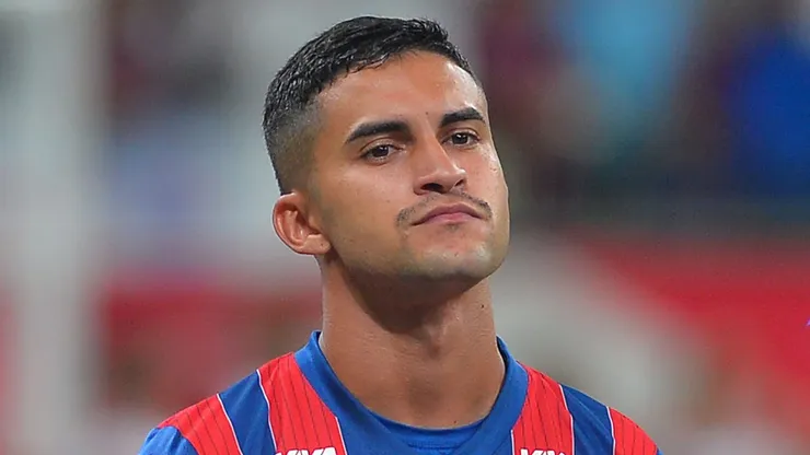 BA - SALVADOR - 03/12/2025 - BRASILEIRO A 2025, BAHIA X SPORT - Rodrigo Nestor, jogador do Bahia durante execucao do hino nacional antes da partida contra o Sport no estadio Fonte Nova pelo campeonato Brasileiro A 2025. Foto: Walmir Cirne/AGIF