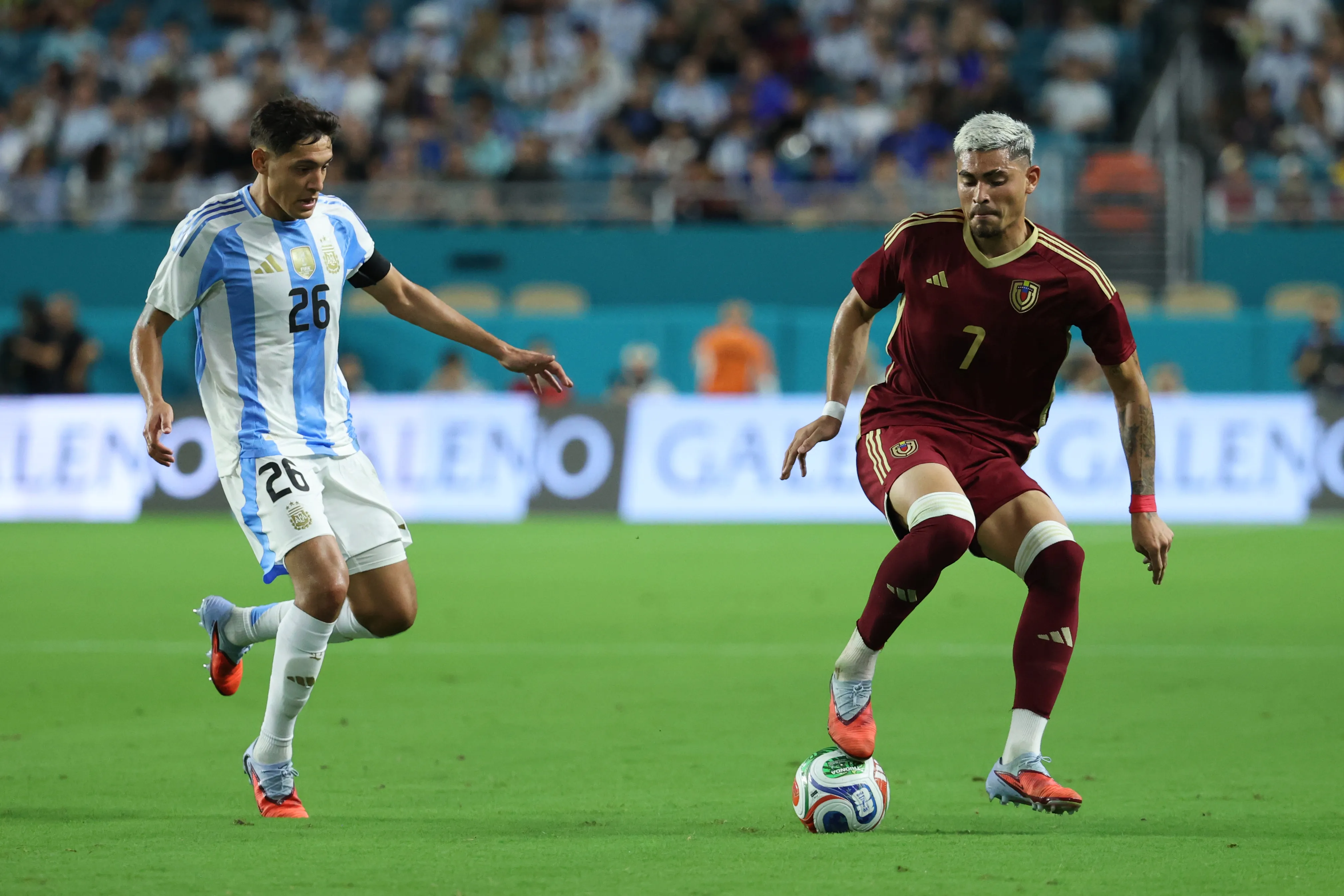 MIAMI GARDENS, FLORIDA – OCTOBER 10: Gleiker Mendoza of Venezuela controls the ball against Nahuel Molina of Argentina  during the International Friendly between Argentina and Venezuela at Hard Rock Stadium on October 10, 2025 in Miami Gardens, Florida. (Photo by Leonardo Fernandez/Getty Images)