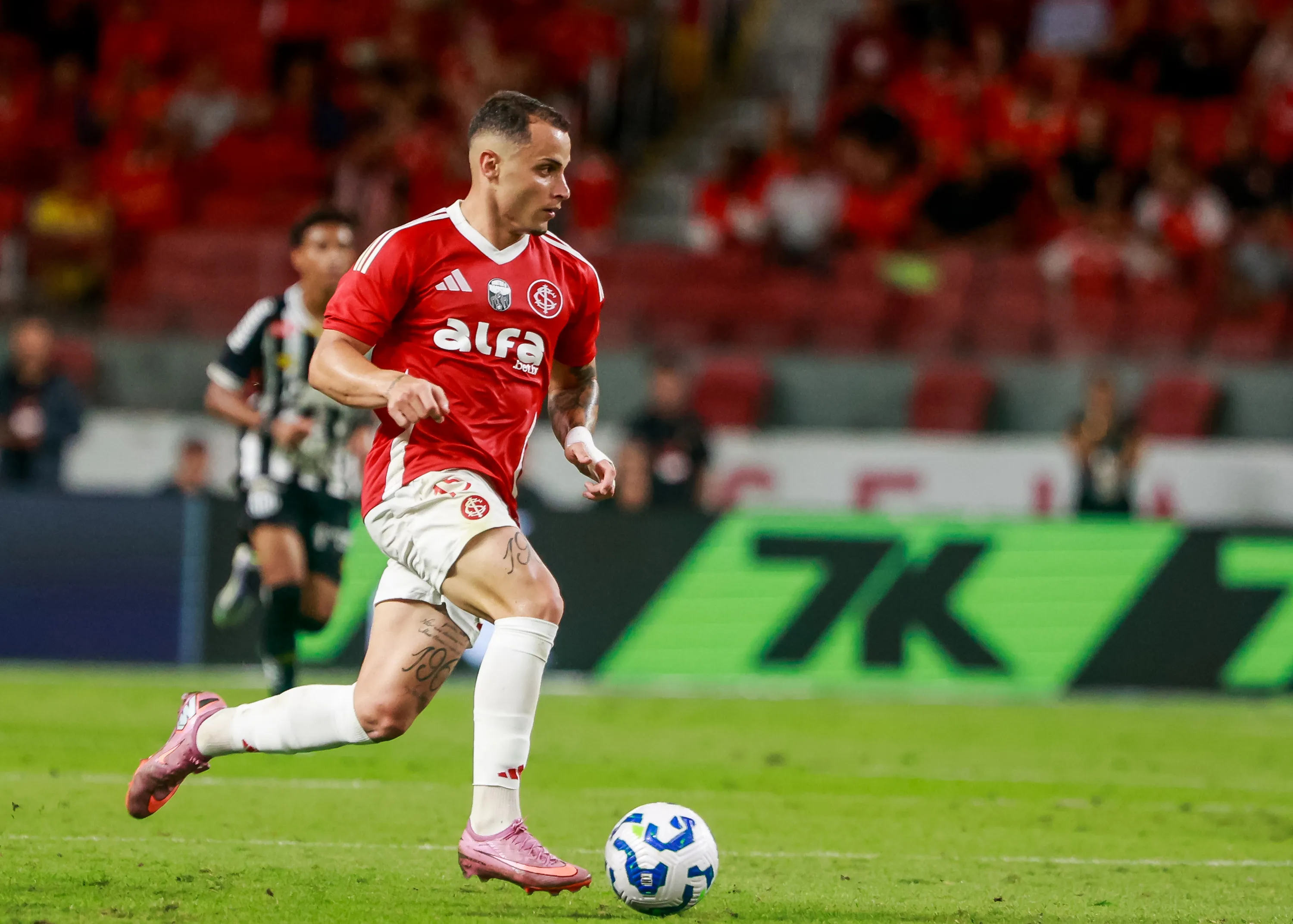 RS – PORTO ALEGRE – 24/11/2025 – BRASILEIRO A 2025, INTERNACIONAL X SANTOS – Bruno Gomes jogador do Internacional durante partida contra o Santos no estadio Beira-Rio pelo campeonato Brasileiro A 2025. Foto: Luiz Erbes/AGIF