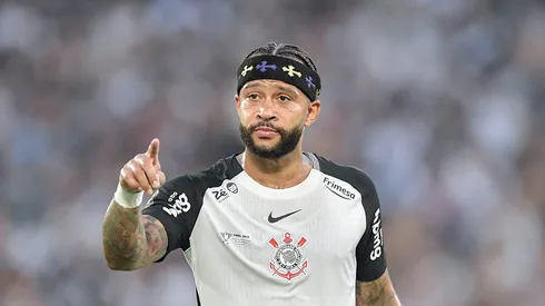 Memphis Depay quer cumprir contrato com o Corinthians