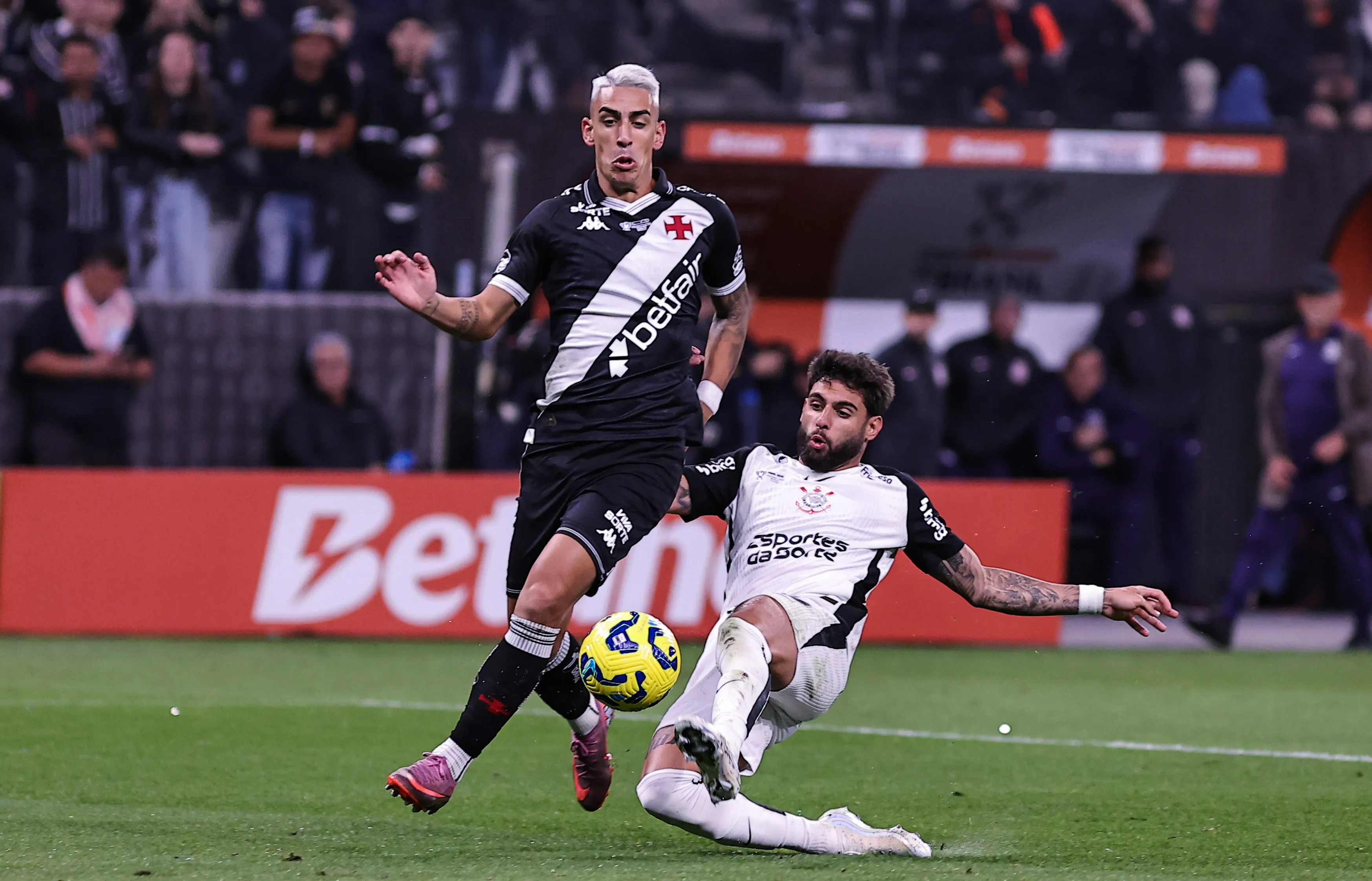 Yuri Alberto jogador do Corinthians disputa lance com Puma Rodriguez jogador do Vasco durante partida no estadio Arena Corinthians pelo campeonato Copa Do Brasil 2025. Foto: Fabio Giannelli/AGIF