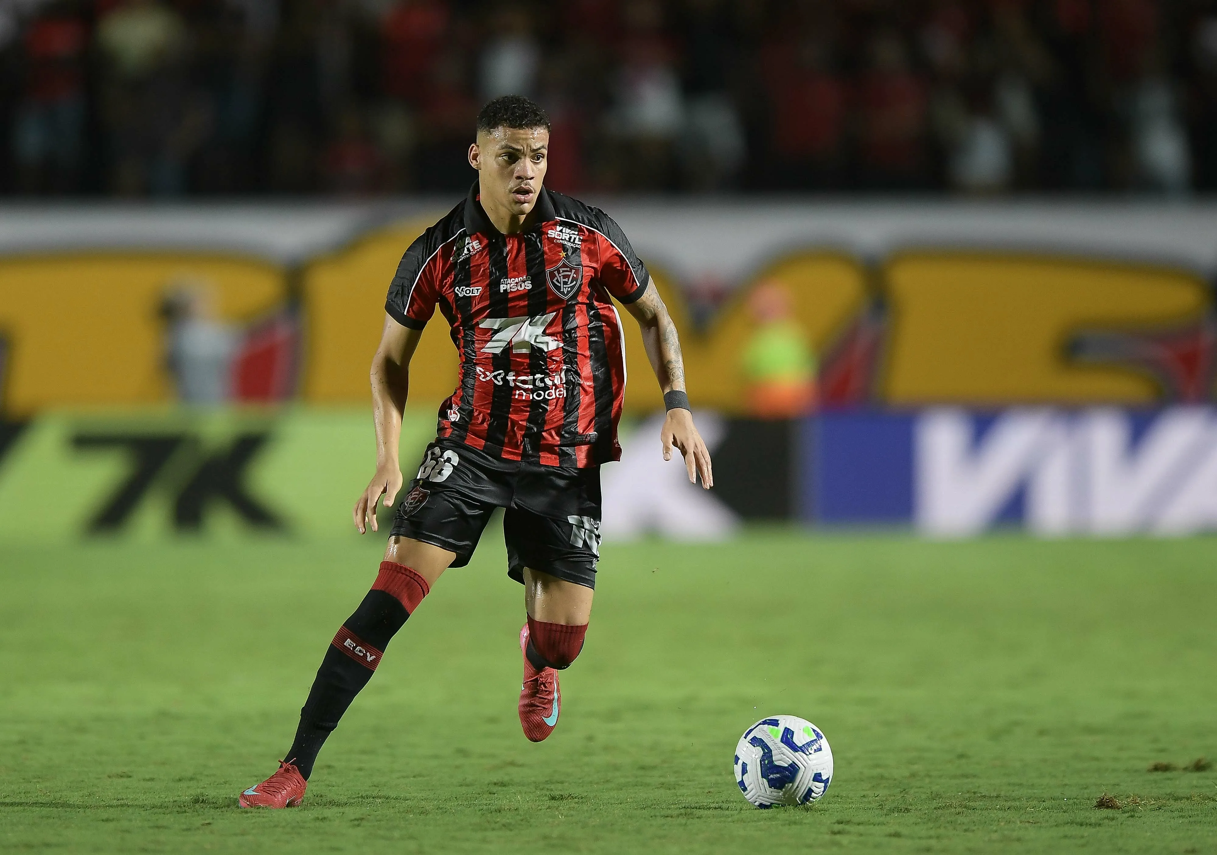 BA – SALVADOR – 05/11/2025 – BRASILEIRO A 2025, VITORIA X INTERNACIONAL – Maykon Jesus jogador do Vitoria durante partida contra o Internacional no estadio Barradao pelo campeonato Brasileiro A 2025. Foto: Jhony Pinho/AGIF