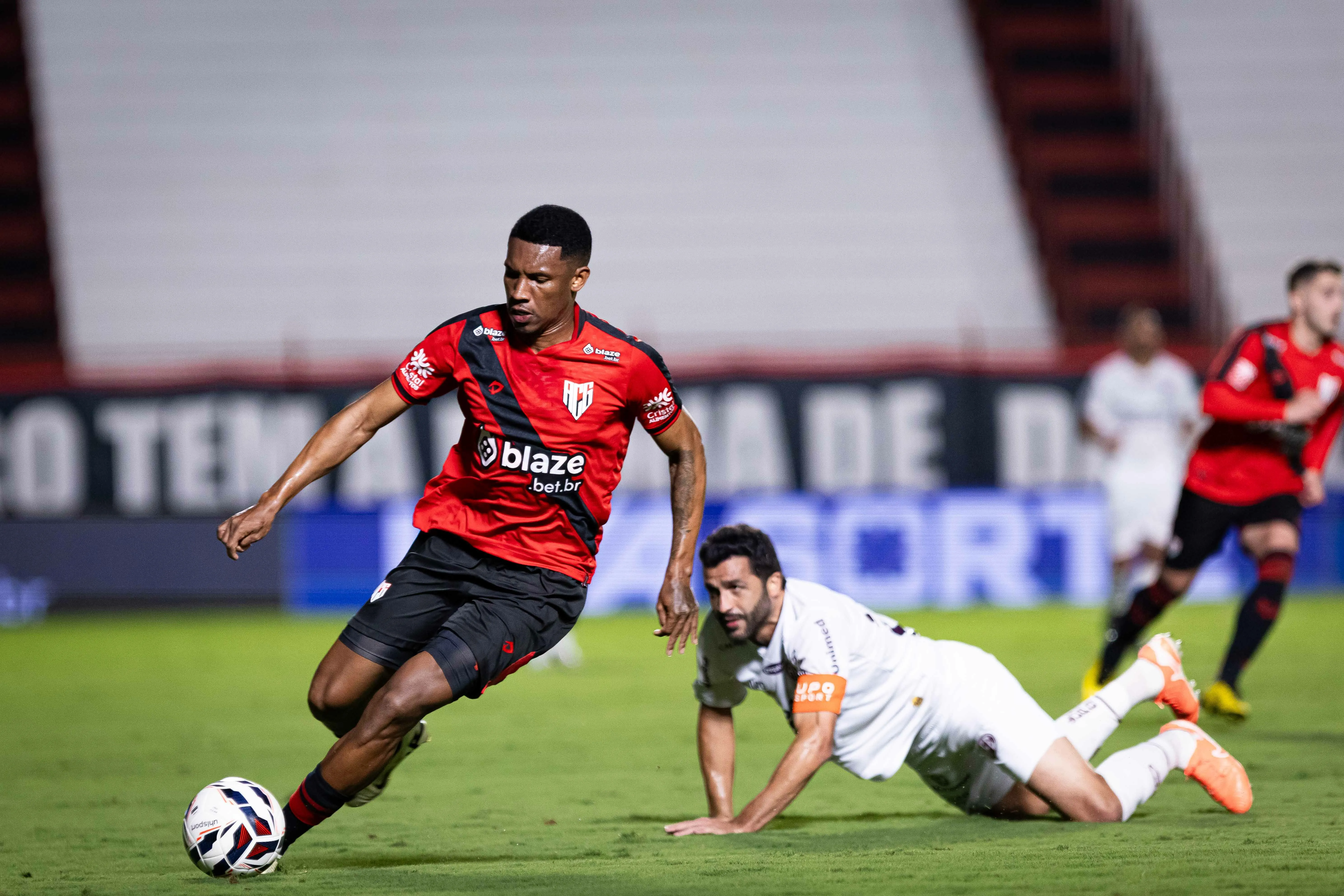Lelê com a camisa do Atlético-GO – Foto: Heber Gomes/AGIF