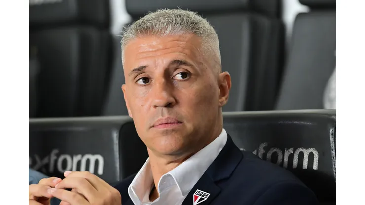 SP - SANTOS - 03/12/2025 - BRASILEIRO A 2025, SAO PAULO X INTERNACIONAL - Hernan Crespo tecnico do Sao Paulo durante partida contra o Internacional no estadio Vila Belmiro pelo campeonato Brasileiro A 2025. Foto: Jota Erre/AGIF