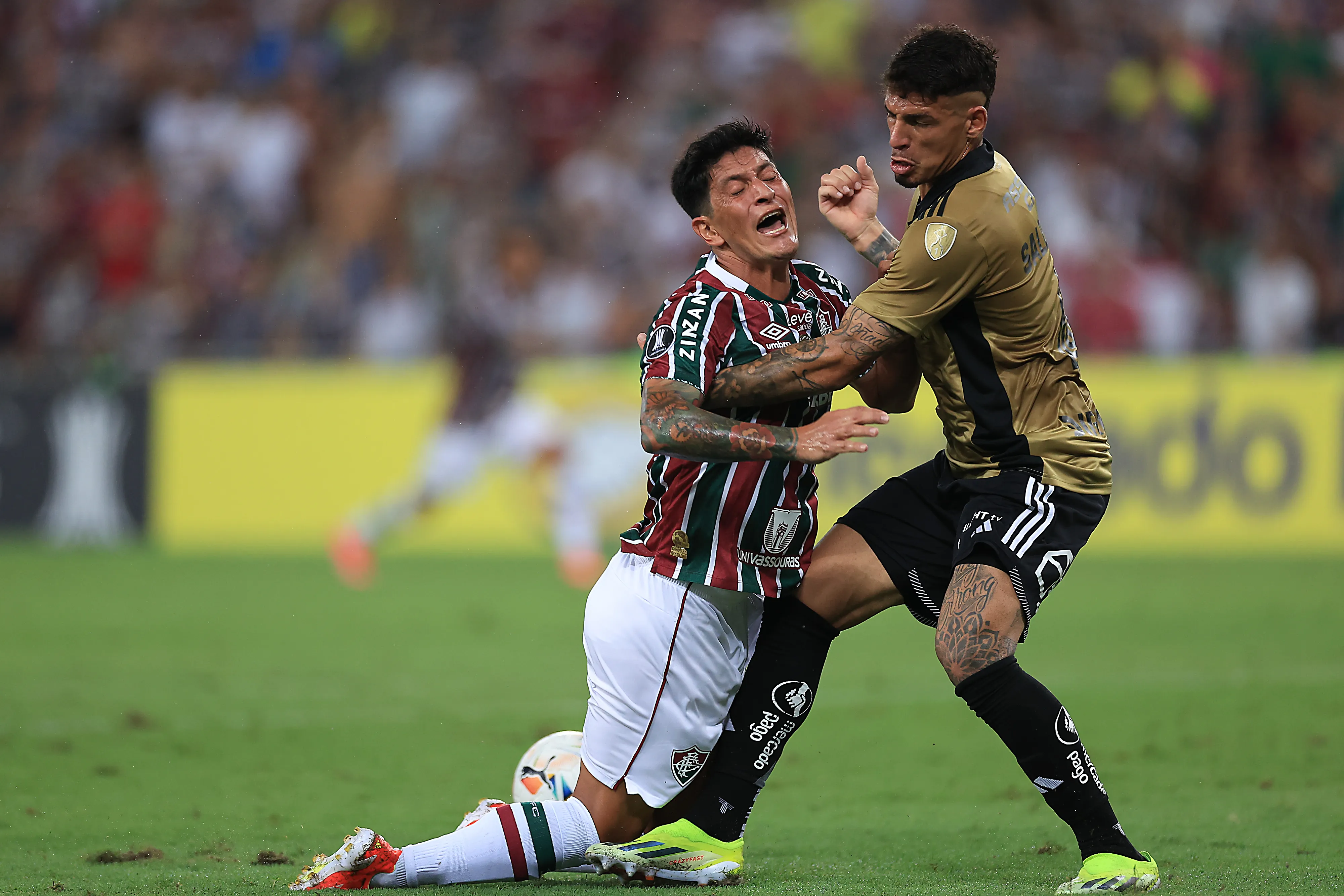 Alan Saldivia disputando a bola com Germán Cano em Fluminense x Colo Colo (Photo by Buda Mendes/Getty Images)
