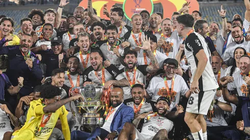 Jogadores do Corinthians comemoram titulo de campeao apos partida contra o Vasco no estadio Maracana pela decisao do campeonato Copa Do Brasil 2025. Foto: Thiago Ribeiro/AGIF