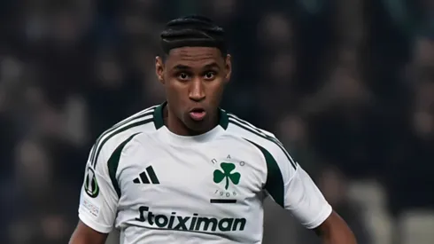 Tetê, do Panathinaikos FC, corre com a bola durante a partida da 6ª rodada da Liga Conferência da UEFA 2024/25 entre Panathinaikos FC e FC Dinamo-Minsk, em 19 de dezembro de 2024, em Atenas, Grécia. (Foto de Milos Bicanski/Getty Images)