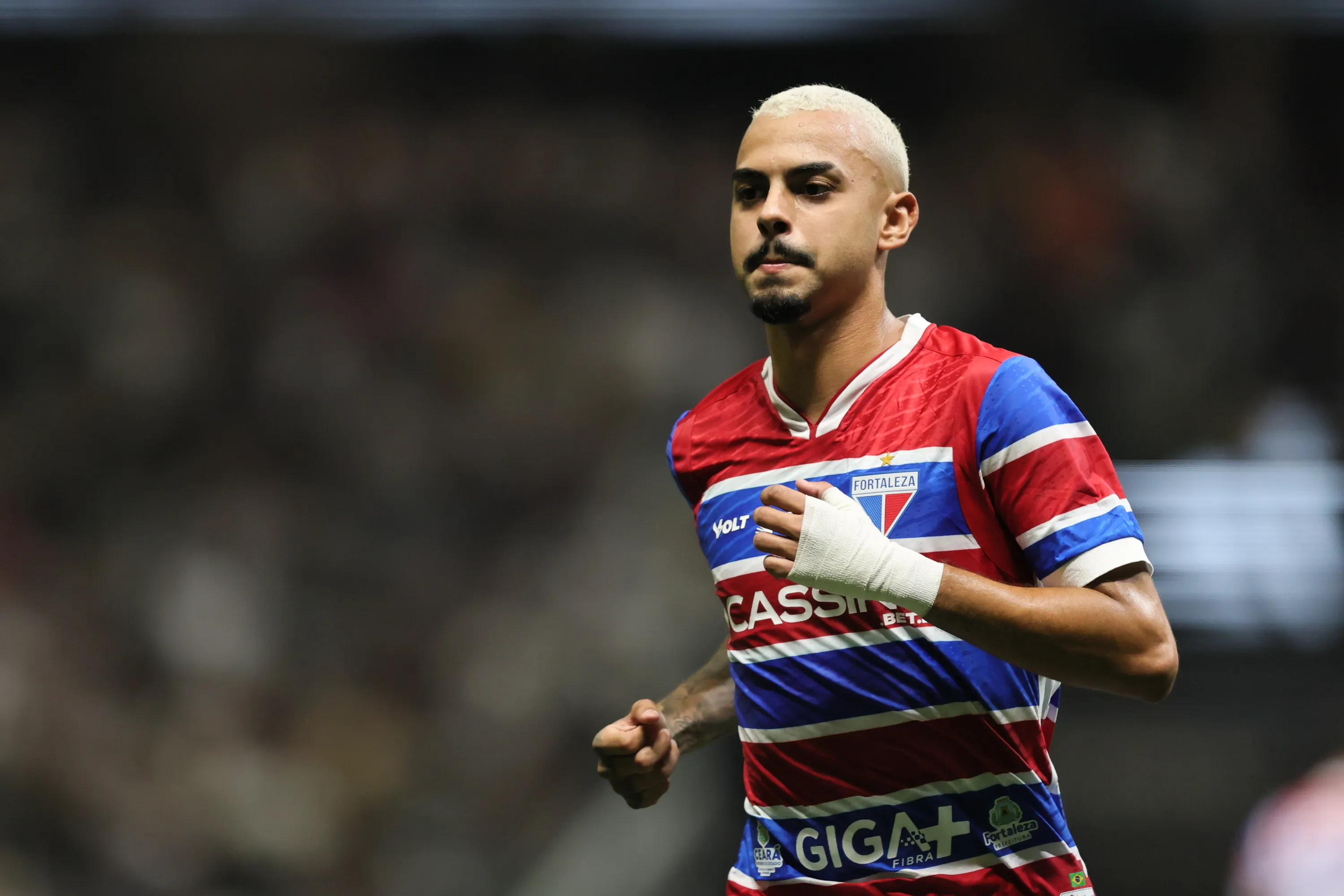 MG – BELO HORIZONTE – 12/11/2025 – BRASILEIRO A 2025, ATLETICO-MG X FORTALEZA – Pierre jogador do Fortaleza durante partida contra o Atletico-MG no estadio Arena MRV pelo campeonato Brasileiro A 2025. Foto: Gilson Lobo/AGIF